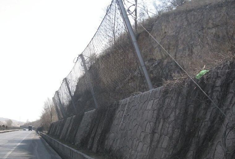 邊坡落石防護網是如何進行加固的
