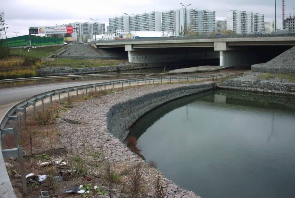 鉛絲石籠網的河道生態(tài)防護技術